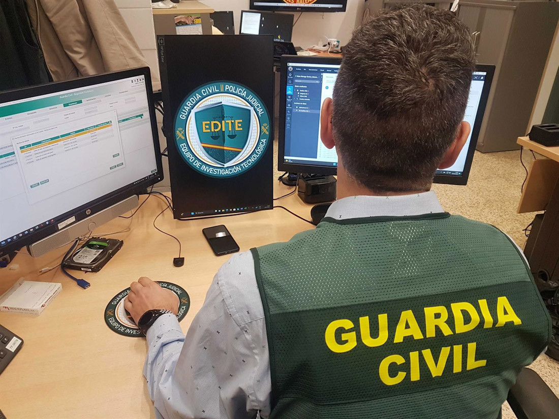 Agente de la Guardia Civil trabajando en un ordenador. Archivo (GUARDIA CIVIL)
