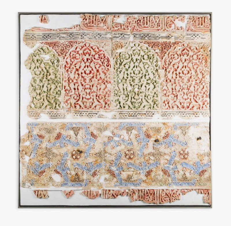 El Museo de la Alhambra ha prestado para la exposición un panel de yesería tallada y policromada del siglo XIII, procedente del mirador del Patio de la Acequia del palacio del Generalife (JUNTA / PATRONATO DE LA ALHAMBRA Y EL GENERALIFE)