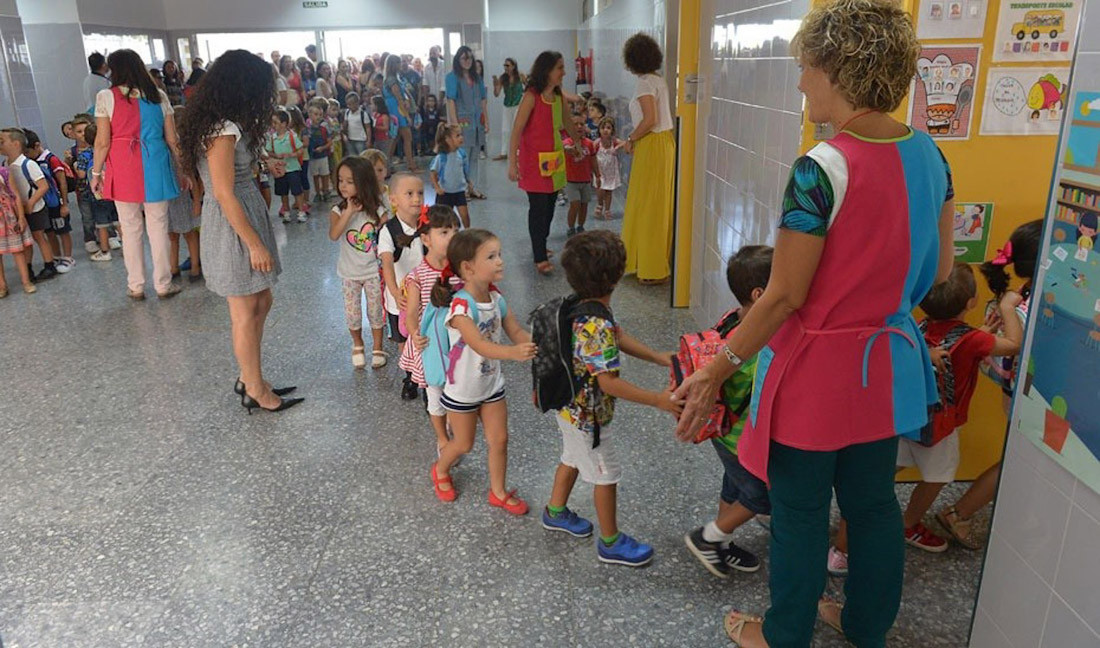 Escolares entrando a clase. Archivo (JUNTA DE ANDALUCÍA)