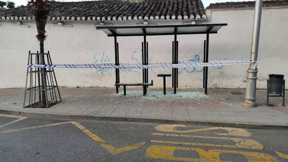 Imagen de la marquesina de autobuses destrozada por disparos con balines metálicos en Pinos Puente (POLICÍA LOCAL DE PINOS PUENTE)
