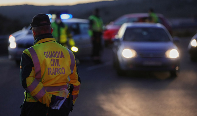 Un agente durante un control de la Guardia Civil (JESÚS HELLÍN / EUROPA PRESS)