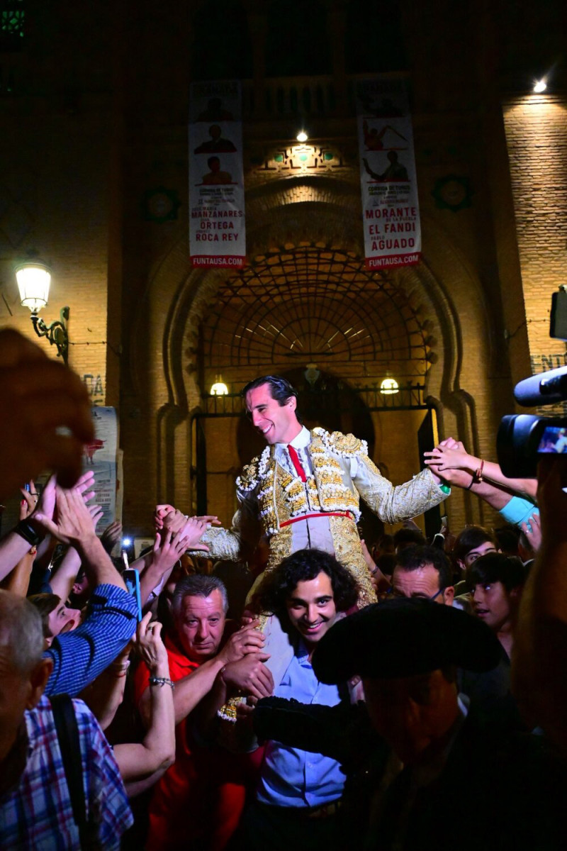 Juan Ortega sale a hombros de la Plaza de Toros de Granada (FUNTAUSA)