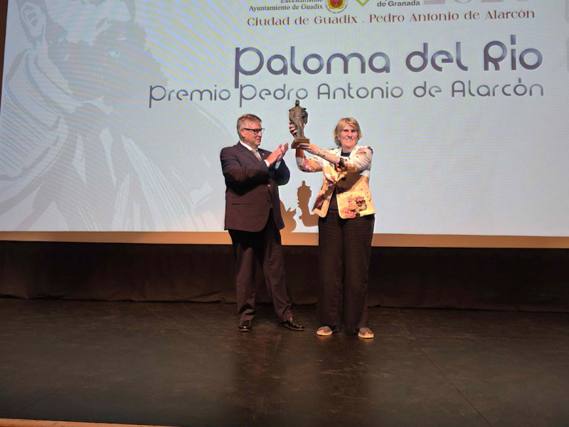 Paloma del Río recoge el premio (AYTO. GUADIX) Paloma del Río recoge el premio (AYTO. GUADIX)