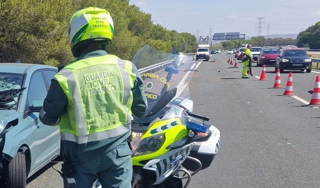 Agente de la Guardia Civil de Tráfico en un accidente (GUARDIA CIVIL)