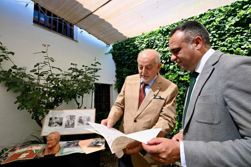 El presidente de la Diputación de Granada, Francis Rodríguez, y Francisco García Valverde, primo hermano de Juan de Loxa (DIPUTACIÓN DE GRANADA)