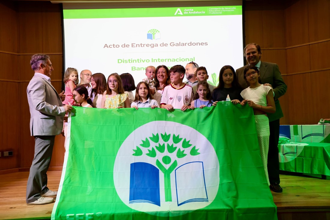 Escolares con la bandera verde (JUNTA)