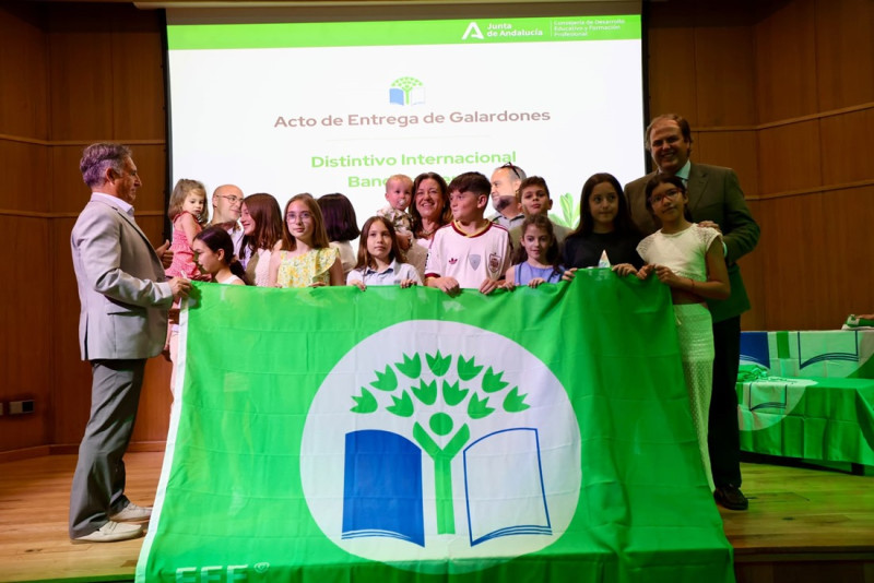 Escolares con la bandera verde (JUNTA) Escolares con la bandera verde (JUNTA)