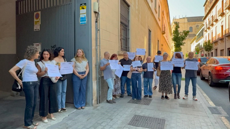 Concentración a las puertas del Centro Provincial de Drogodependencias (CCOO/UGT)