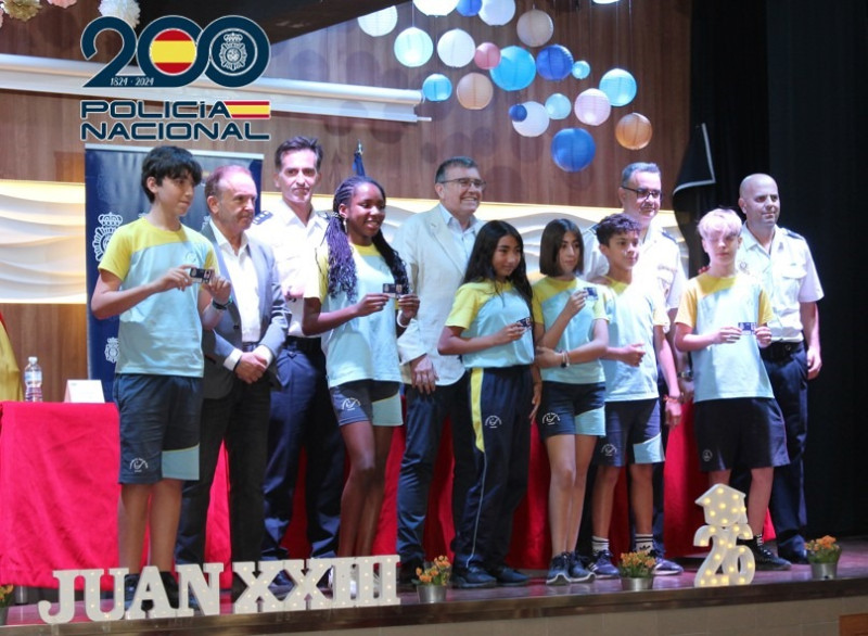 Entrega de los carnés (POLICIA NACIONAL) Entrega de los carnés (POLICIA NACIONAL)