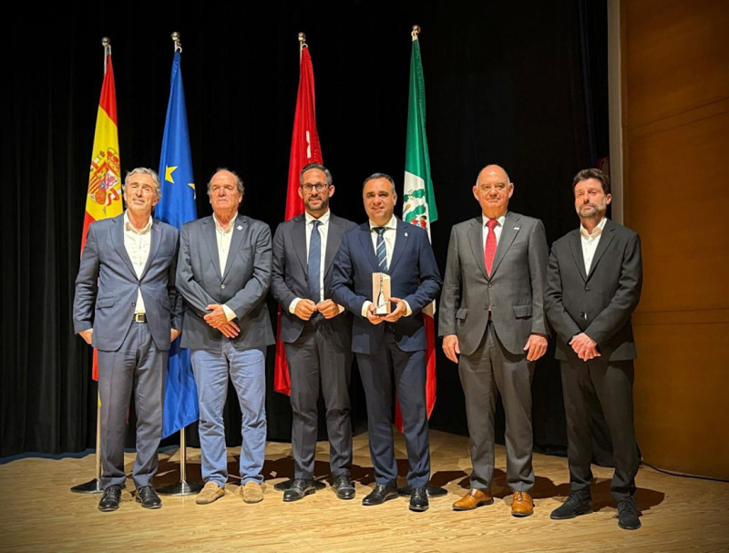 El presidente de la Diputación de Granada, Francis Rodríguez, recoge la Escoba de Platino a la gestión de la Ecocentral Granada (DIPUTACIÓN DE GRANADA)