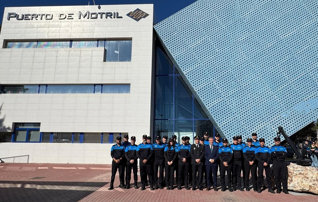 El presidente de la Autoridad Portuaria de Motril, José García Fuentes, con la Policía Portuaria (PUERTO DE MOTRIL)