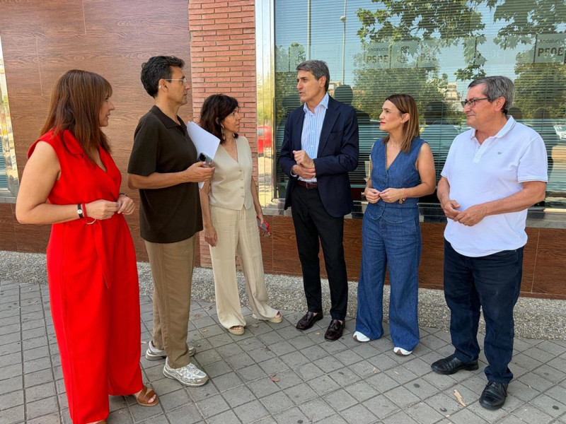 El secretario general del PSOE de Granada, Pedro Fernández, ha mantenido un encuentro de trabajo con los miembros del grupo parlamentario socialista.