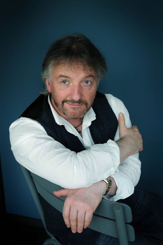 El próximo miércoles, 17 de junio, el escritor irlandés John Connolly conversará con Alfonso Salazar con motivo de la publicación de su nuevo libro’ Hijos de Eva’ (Ed. Tusquets), dentro del ciclo ‘Círculo Negro’. Este nuevo ciclo se inaugura en Granada.