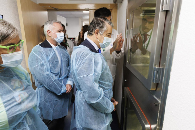 El consejero de Sanidad, Presidencia y Emergencias en funciones, Antonio Sanz (d), supervisa las instalaciones de la sala GMP y la Unidad Ensayos Clínicos del Hospital Virgen de las Nieves (ÁLEX CÁMARA/EUROPA PRESS)