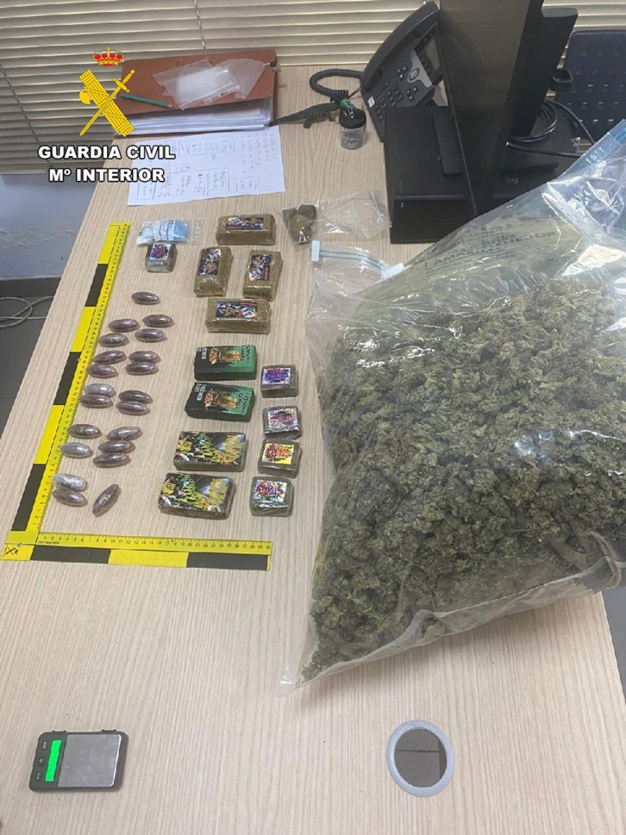 Droga intervenida en varios pisos de Otura (GUARDIA CIVIL)