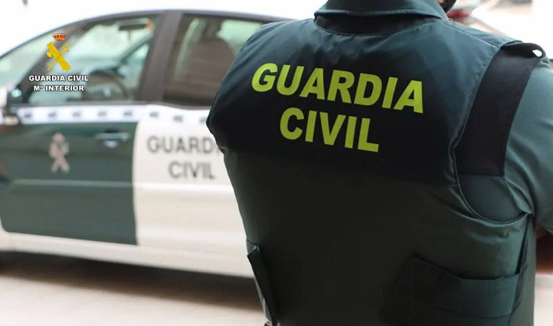 Un agente de la Guardia Civil junto a un vehículo oficial. Imagen de archivo (GUARDIA CIVIL) Un agente de la Guardia Civil junto a un vehículo oficial. Imagen de archivo (GUARDIA CIVIL)