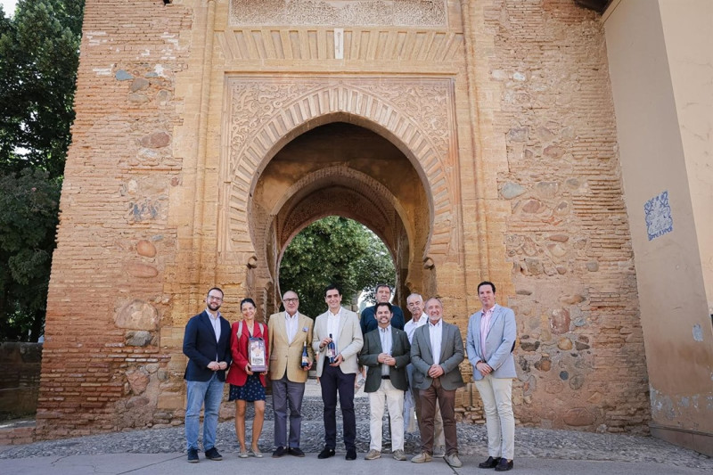 El director del Patronato de la Alhambra y Generalife, Rodrigo Ruiz-Jiménez, y el alcalde de Alcalá la Real, Antonio Marino Aguilera Peñalver, entre otros, durante la presentación de la iniciativa (JUNTA)