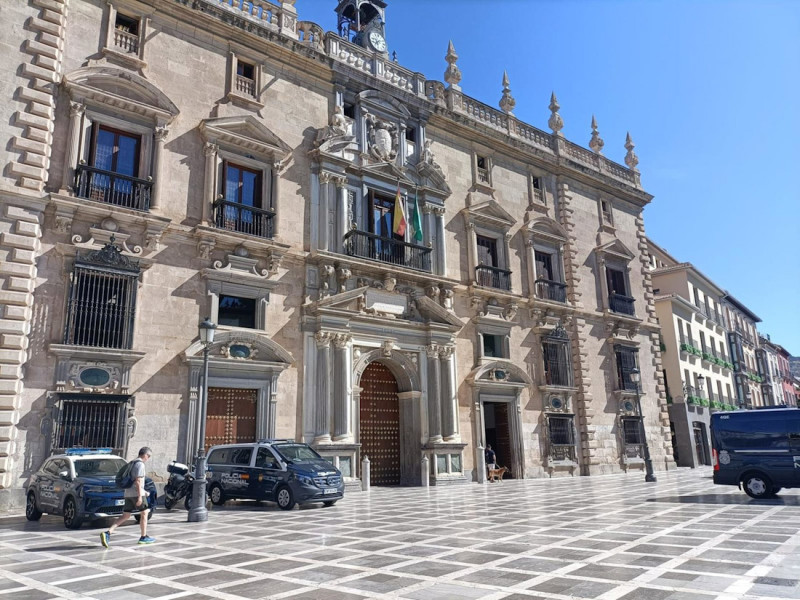 Furgones policiales a las puertas de la Real Chancillería de Granada con motivo de un juicio.