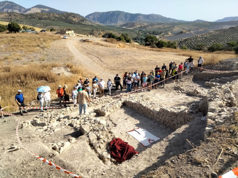 Imagen de la visita al yacimiento del Cerro de los Infantes en Pinos Puente (AYTO. PINOS PUENTE)