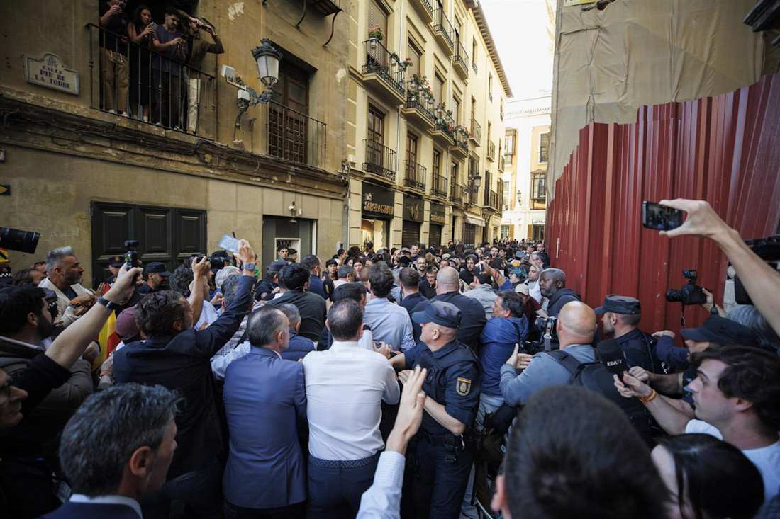 Altercados al comienzo del mitin de Vox en la Plaza de las Pasiegas. A 16 de abril de 2026 en Granada (ÁLEX CÁMARA - EUROPA PRESS)
