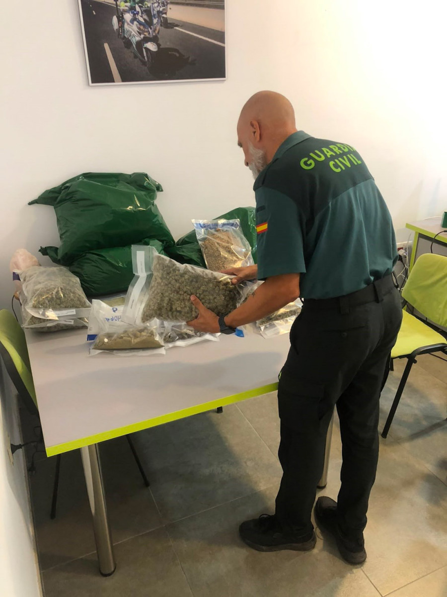 Agente junto a la droga intervenida en un club de Almuñécar ((GUARDIA CIVIL)