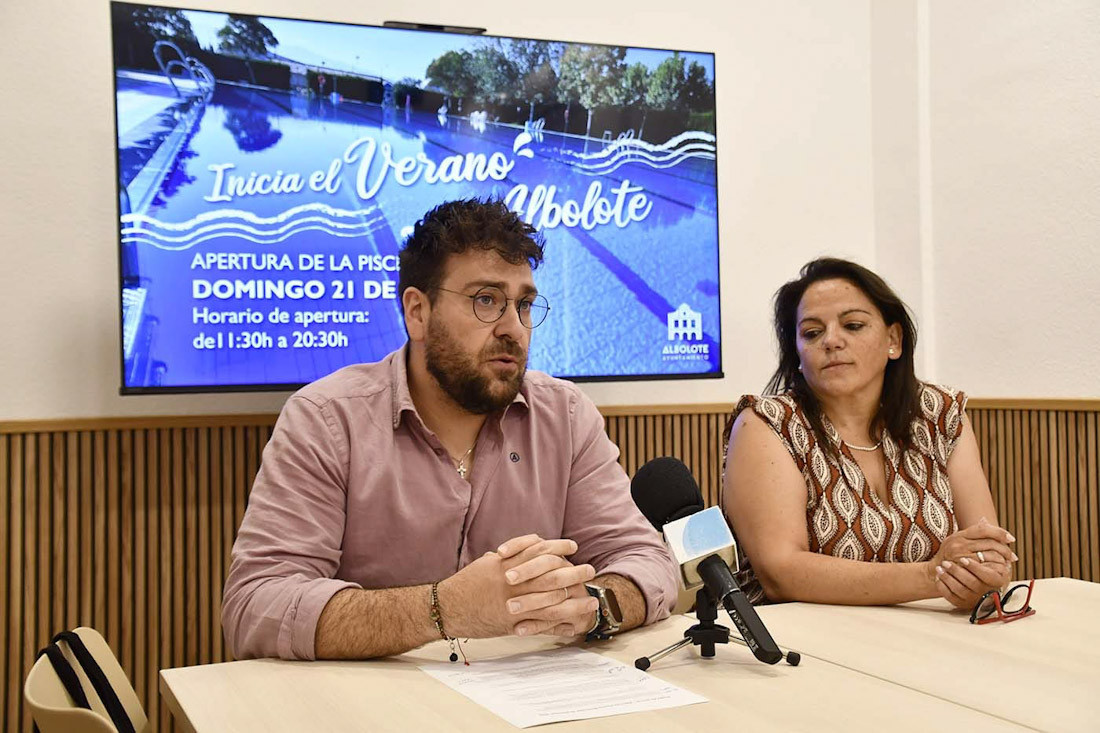 Juanjo Martínez e Ingrid Pérez han presentado la temporada estival de piscina (ALBOLOTE INFORMACIÓN)