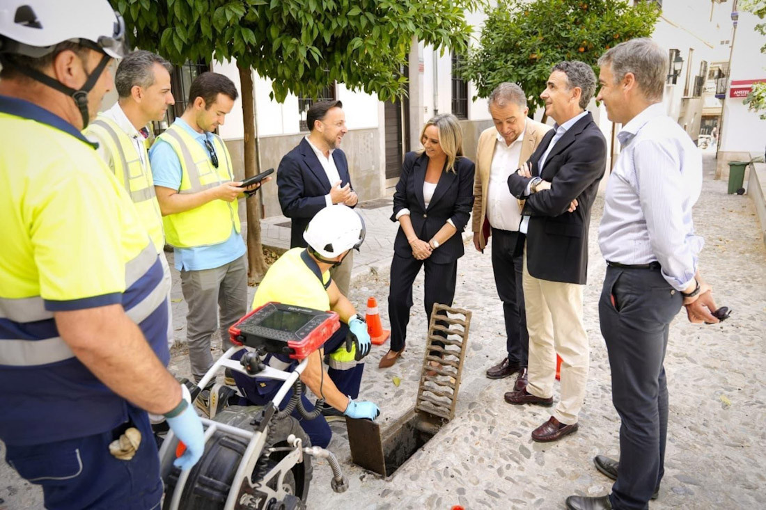 La alcaldesa de Granada, Marifrán Carazo, en la Plaza de Carlos Cano acompañada por el director gerente de Emasagra, Juan Carlos Torres, y el director de Operaciones, Marcos Martínez (AYUNTAMIENTO DE GRANADA)