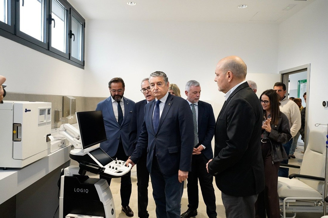 El consejero de Sanidad, Presidencia y Emergencias en funciones, Antonio Sanz, en el centro de salud de Salobreña (JUNTA DE ANDALUCÍA)