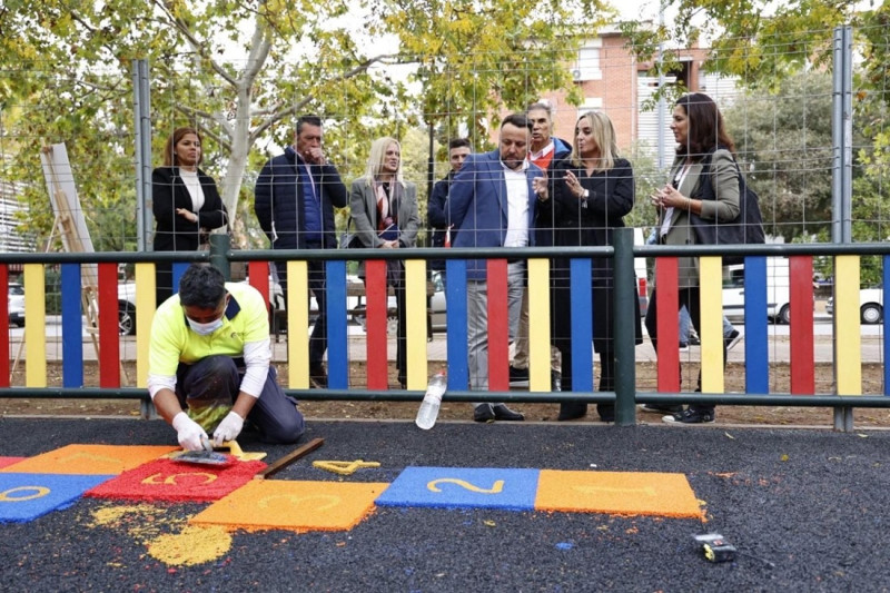 Obras en parque infantil, en una imagen de archivo (AYUNTAMIENTO DE GRANADA)