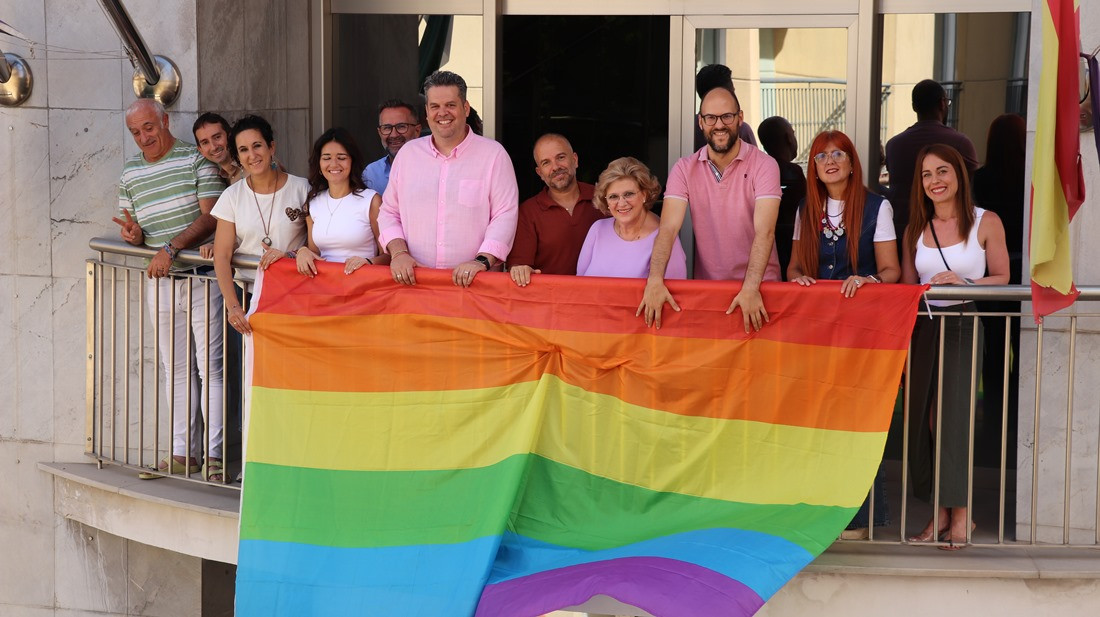 Colocación de la bandera LGTBIQ+ en el Ayuntamiento de Maracena (AYTO. MARACENA)