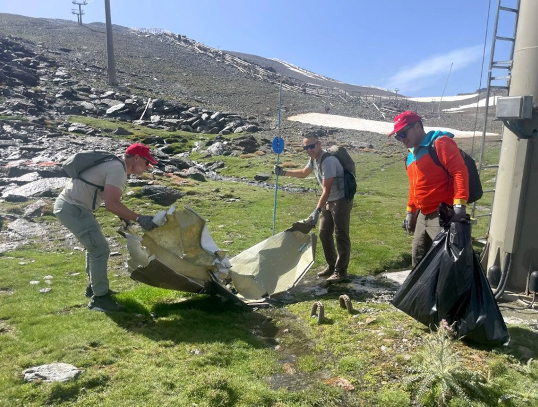 Voluntarios recogen residuos en el área esquiable de Sierra Nevada (CETURSA SIERRA NEVADA)