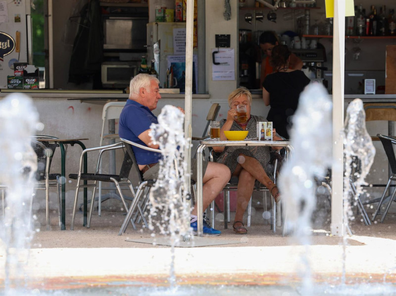 Varias personas tratan de refrescarse en la terraza de un bar durante una ola de calor (MARTA FERNÁNDEZ JARA - EUROPA PRESS) Varias personas tratan de refrescarse en la terraza de un bar durante una ola de calor (MARTA FERNÁNDEZ JARA - EUROPA PRESS)