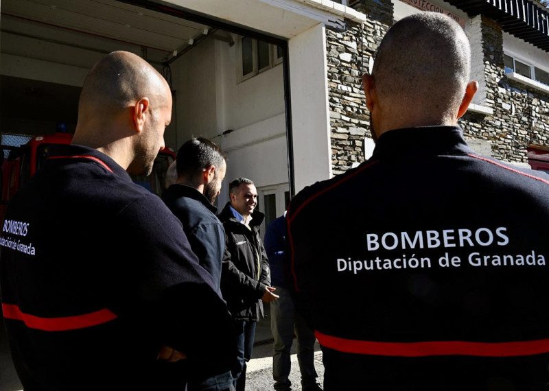 Imagen de archivo de bomberos del Consorcio Provincial de la Diputación de Granada junto al presidente de la institución provincial, Francis Rodríguez (DIPUTACIÓN DE GRANADA)