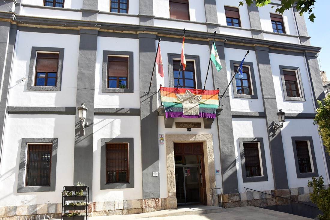 Fachada del Ayuntameinto de Baza con la bandera arco iris (AYTO. BAZA)