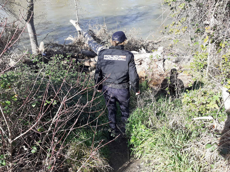 Imagen de archivo de una agente de la Policía Nacional durante una búsqueda (POLICÍA NACIONAL)