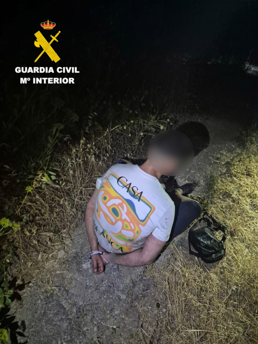 Detenido en Cogollos Vega (Granada) tras huir de la Guardia Civil y arrojar una bolsa con más de cinco kilos de cogollos de marihuana a unas zarzas (GUARDIA CIVIL)