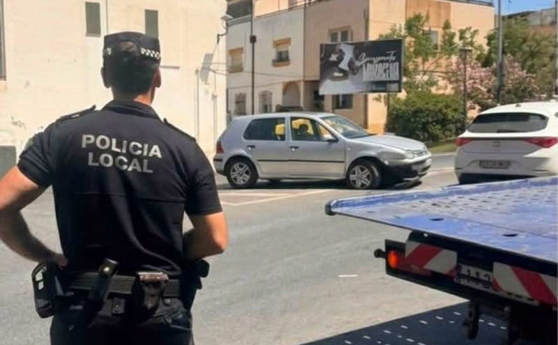 Atienden a una conductora al colisionar su coche con un muro y sufrir daños aminorados por el airbag (POLICÍA LOCAL DE MARACENA)