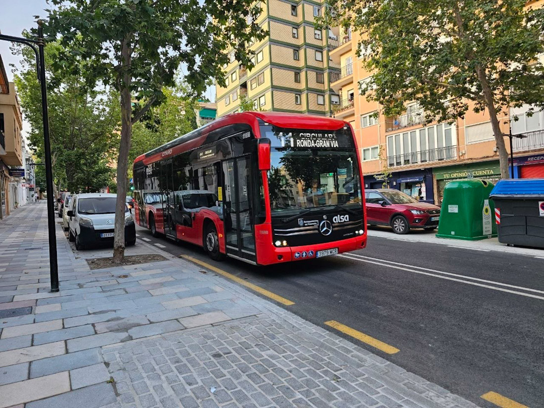 Autobús urbano Rober Alsa en la avenida Cervantes de Granada.