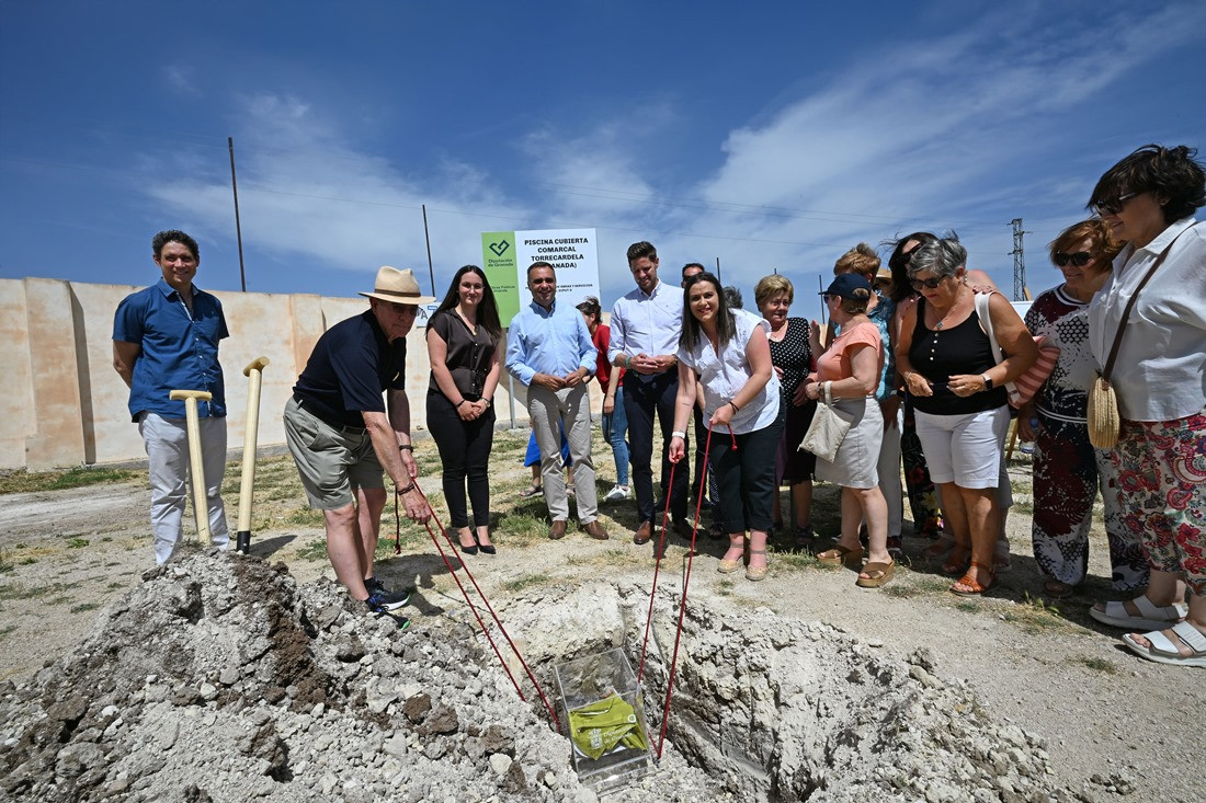 Puesta de la primera piedra de la piscina cubierta de Torre Cardela (DIPGRA)