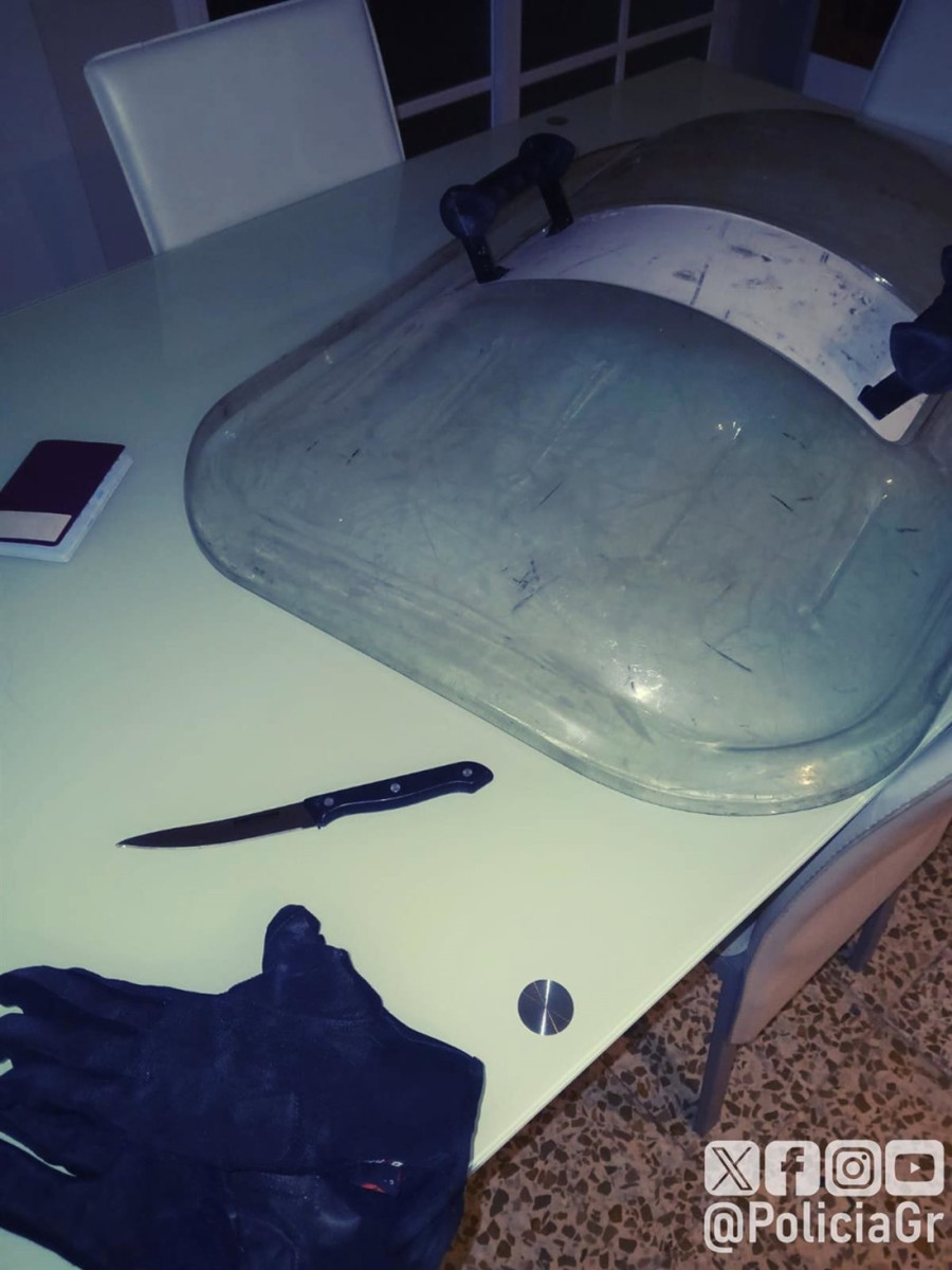 Uno de los cuchillos que usó la detenida y el escudo protector del agente de la Policía Local que evitó la agresión al agente de la autoridad (POLICÍA LOCAL DE GRANADA)