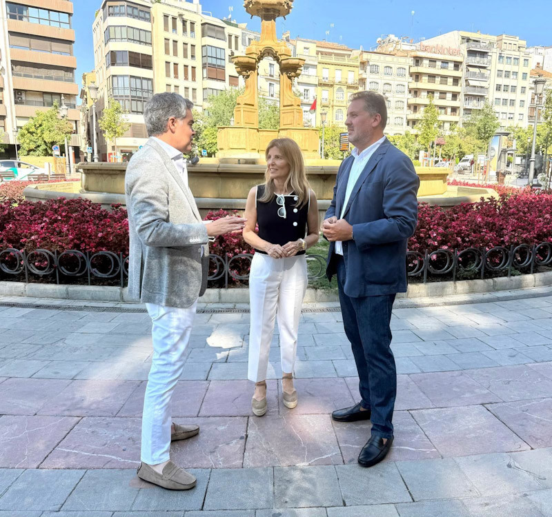 La senadora granadina del PP Eva Martín (centro) junto a la fuente de las Batallas (PP)