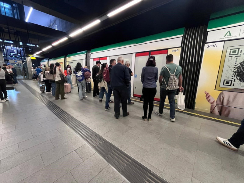 Pasajeros esperan en la estación del Metro de Granada de Recogidas. Imagen de archivo (EUROPA PRESS)