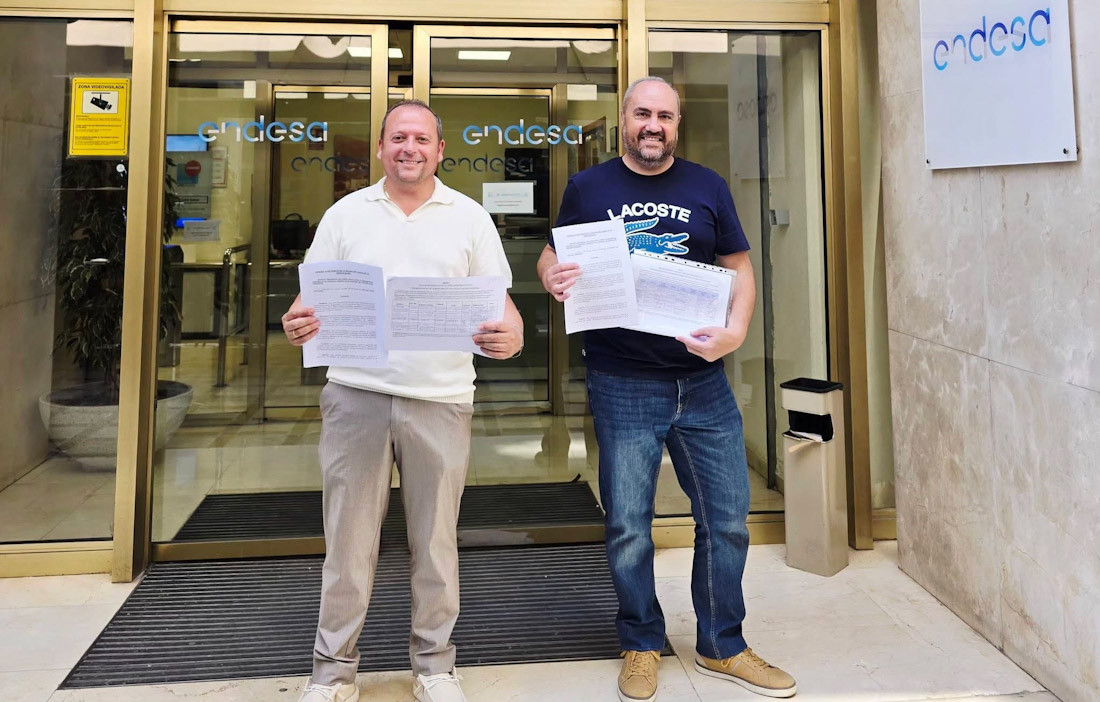 Entrega de las firmas (AYTO. CÚLLAR VEGA)