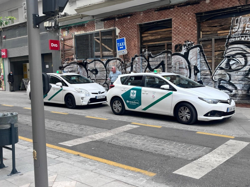 Dos taxis estacionados en una calle de Granada (EUROPA PRESS)
