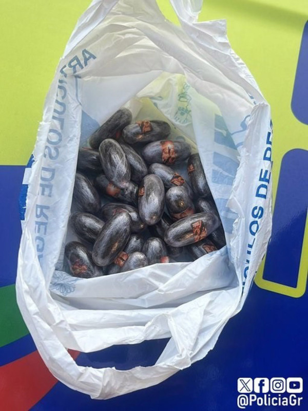 Bellotas de hachís localizadas en un vehículo por la Policía Local de Granada (POLICÍA LOCAL DE GRANADA)