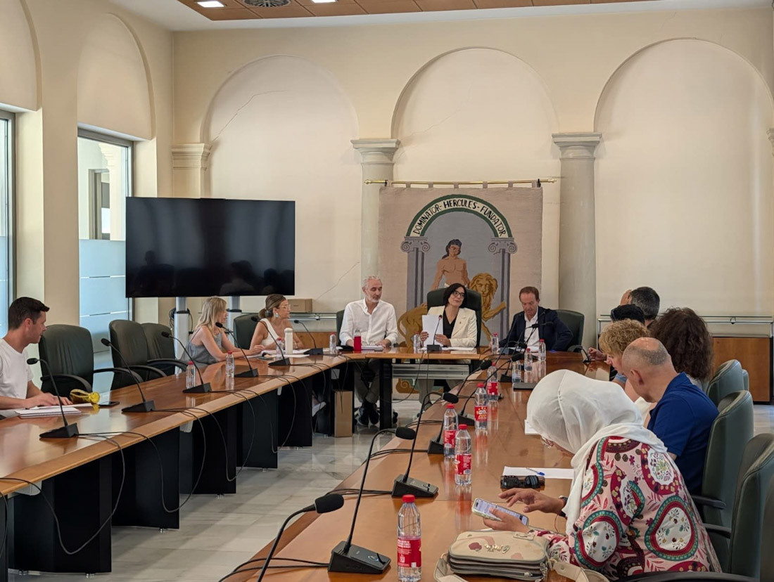 La delegada territorial de Desarrollo Educativo y Formación Profesional, María José Martín, ha presidido la reunión de la Comisión Provincial de Absentismo Escolar (JUNTA DE ANDALUCÍA)