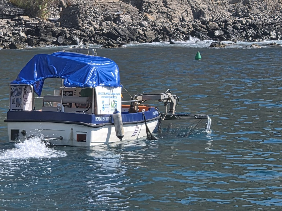Barco limpiaplayas (AYTO. ALMUÑÉCAR)