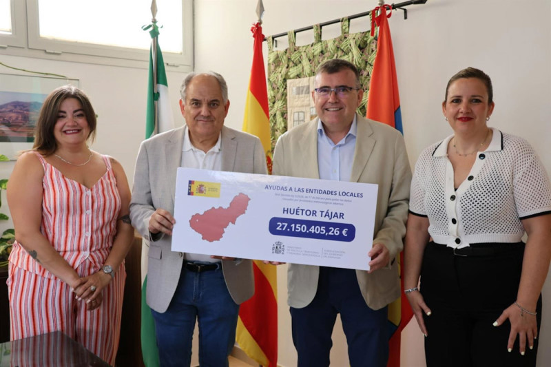 El subdelegado del Gobierno en Granada, José Antonio Montilla, y el alcalde de Huétor Tájar, Fernando Delgado (centro), muestran la cuantía concedida por el Gobierno (SUBDELEGACIÓN DEL GOBIERNO EN GRANADA) El subdelegado del Gobierno en Granada, José Antonio Montilla, y el alcalde de Huétor Tájar, Fernando Delgado (centro), muestran la cuantía concedida por el Gobierno (SUBDELEGACIÓN DEL GOBIERNO EN GRANADA)