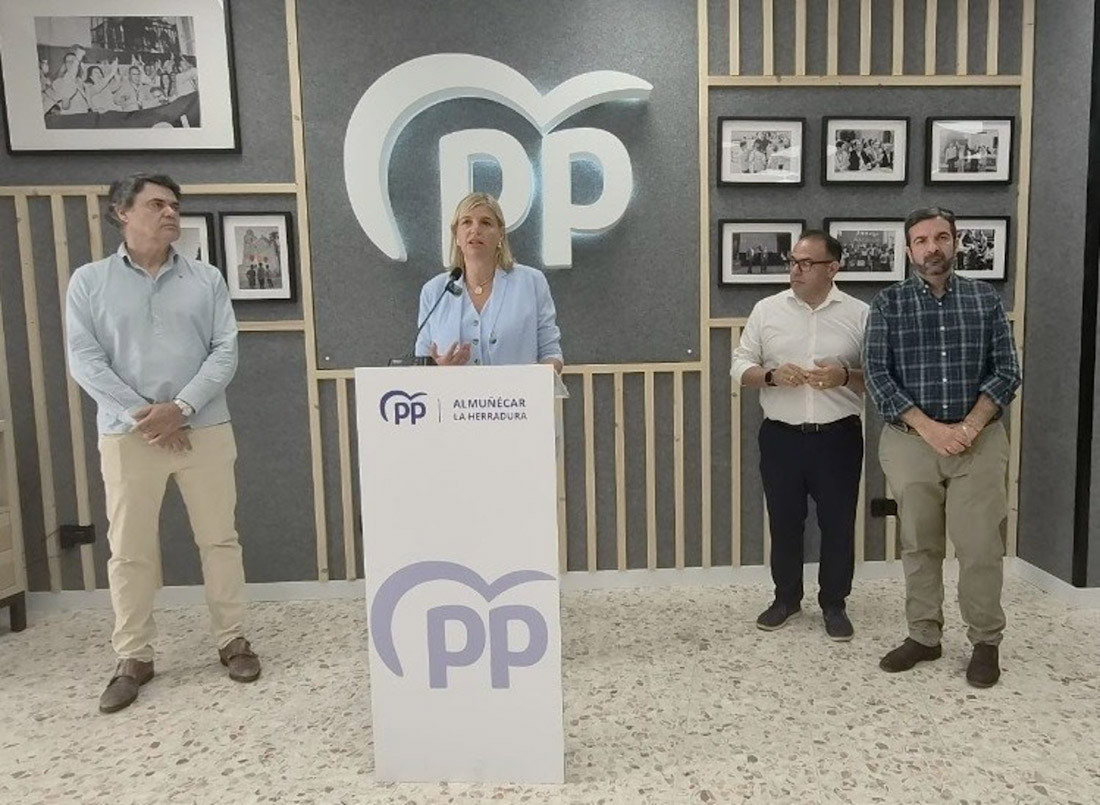 La portavoz adjunta del Grupo Popular en el Senado, Inmaculada Hernández, y el presidente del PP de Almuñécar, Juanjo Ruiz Joya, acompañados por los diputados Carlos Rojas y Lourdes Ramírez y el senador Joaquín Camacho (PP)