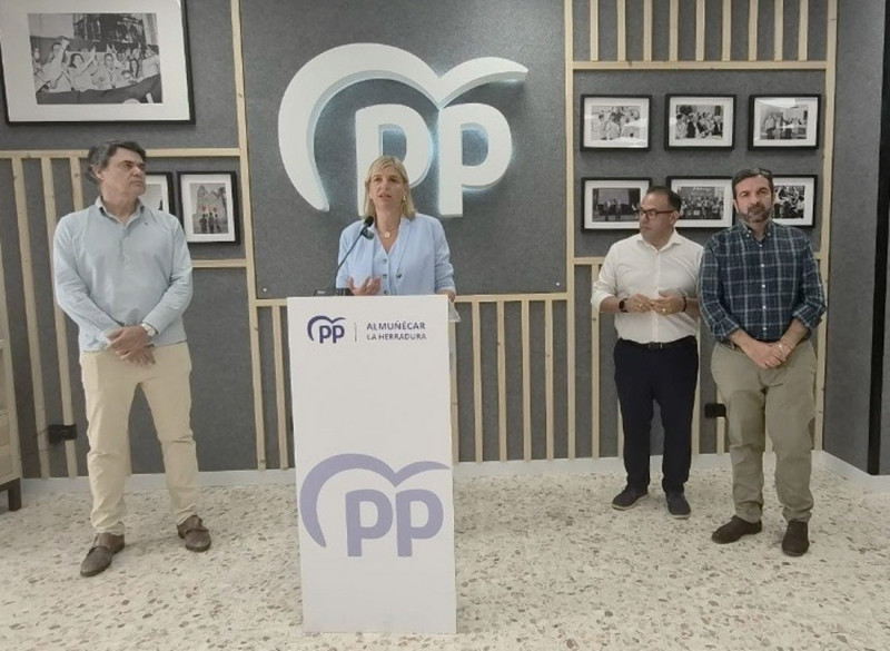 La portavoz adjunta del Grupo Popular en el Senado, Inmaculada Hernández, y el presidente del PP de Almuñécar, Juanjo Ruiz Joya, acompañados por los diputados Carlos Rojas y Lourdes Ramírez y el senador Joaquín Camacho (PP) La portavoz adjunta del Grupo Popular en el Senado, Inmaculada Hernández, y el presidente del PP de Almuñécar, Juanjo Ruiz Joya, acompañados por los diputados Carlos Rojas y Lourdes Ramírez y el senador Joaquín Camacho (PP)